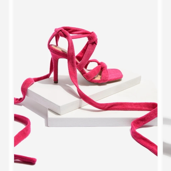 Nib wrap arouund heels moving sale any 2 for 20 - Picture 2 of 4